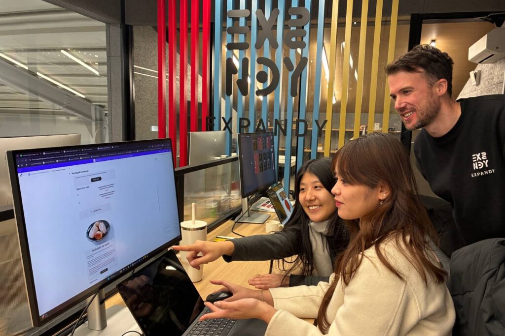 マーケティングチームの仕事風景