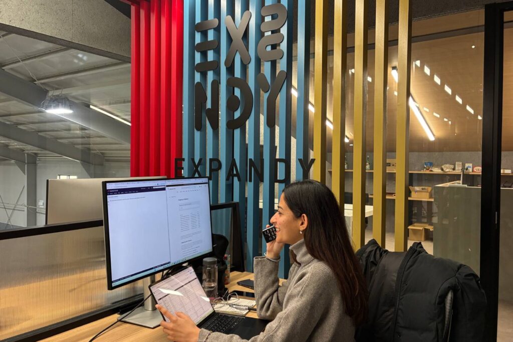 シャナヤさんが仕事風景